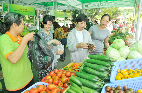 Người dân mua nông sản an toàn tại chợ phiên ở Công viên Lê Thị Riêng sáng 24-9-2017. Ảnh tư liệu: CAO THĂNG