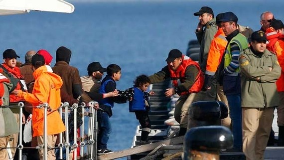 Người di cư t&igrave;m đường đến ch&acirc;u &Acirc;u bằng đường biển. Ảnh: REUTERS