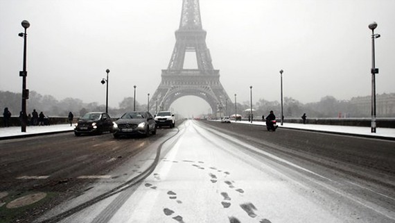 Pháp đóng cửa tháp Eiffel do tuyết rơi dày