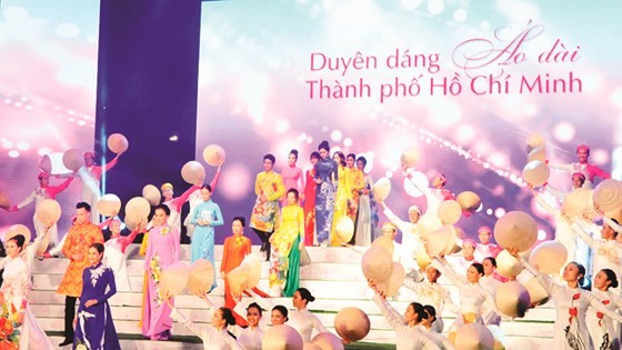 Giao lưu văn hóa thúc đẩy phát triển kinh tế, du lịch Trình diễn áo dài trong Lễ hội Áo dài TPHCM năm 2018 . Ảnh: CAO THĂNG