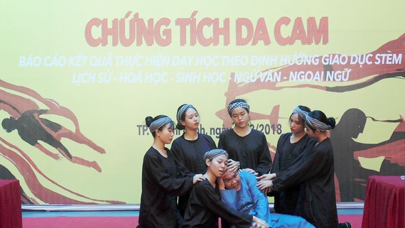 Mở rộng giáo dục STEM qua các môn khoa học xã hội Học sinh lớp 12, Trường THPT Lê Quý Đôn (quận 3) tham gia hoạt cảnh về tác hại của chất độc dioxin