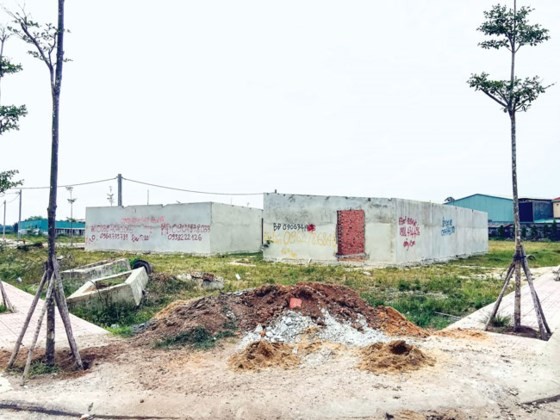 Những căn nhà dã chiến xây lên để lách luật tại  một dự án phân lô trên đường Nguyễn Xiển, quận 9 TPHCM 