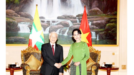 Tổng Bí thư Nguyễn Phú Trọng gặp gỡ Cố vấn Nhà nước Myanmar Aung San Suu Kyi. 