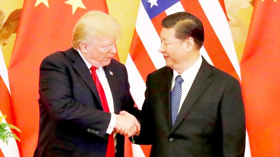 Chủ tịch Trung Quốc Tập Cận Bình và Tổng thống Mỹ Donald Trump bắt tay sau cuộc hội đàm ngày 9-11