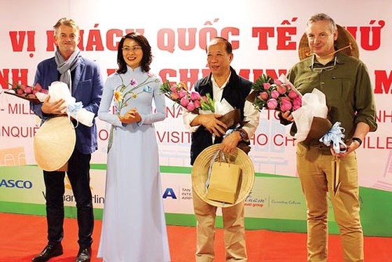 Ph&oacute; Chủ tịch UBND TPHCM Nguyễn Thị Thu tặng hoa ch&uacute;c mừng c&aacute;c du kh&aacute;ch quốc tế tại lễ đ&oacute;n kh&aacute;ch du lịch thứ 5 triệu đến TPHCM
