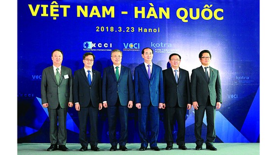 Chủ tịch nước Trần Đại Quang và Tổng thống Đại Hàn  Dân Quốc  Moon Jae-in cùng các  đại biểu  tại Diễn đàn Doanh nghiệp Việt Nam -  Hàn Quốc  Ảnh: TTXVN