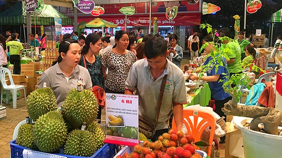 Khai mạc Hội chợ Hàng Việt Nam chất lượng cao TPHCM năm 2018 Khách tham quan chọn mua hàng tại hội chợ tối 3-4