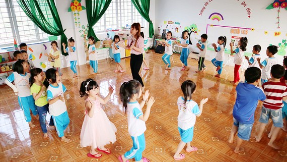 Cô và trò của trường mầm non ở bon Bu Sir, xã Quảng Sơn (huyện Đắk G’long) học tập, vui chơi trong ngôi trường mới khi địa phương triển khai chương trình NTM