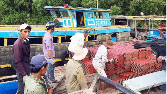 Vật liệu xây dựng được chuyển ra Thạnh An để đáp ứng nhu cầu xây dựng mới