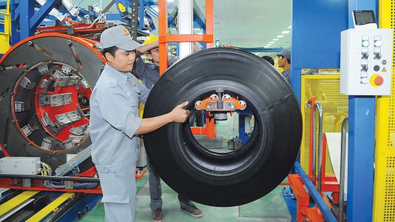 Xác lập kỷ lục tăng trưởng xuất khẩu mới Sản xuất vỏ ô tô xuất khẩu tại Casumina Ảnh: CAO THĂNG