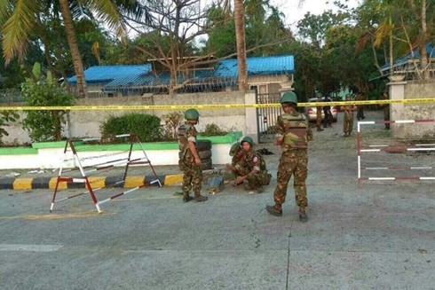 Cảnh sát Myanmar phỏng tỏa hiện trường một vụ đánh bom. Ảnh: REUTERS