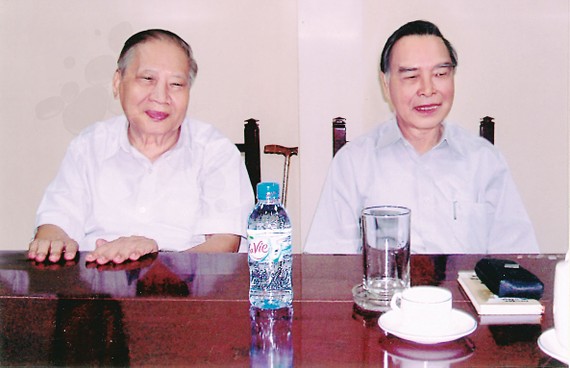 Nguyên Thủ tướng Phan Văn Khải và tác giả Trần Hữu Phước tại cuộc họp bàn về vấn đề bảo tồn và tôn tạo Chiến khu Đồng Tháp Mười ngày 26-5-2009