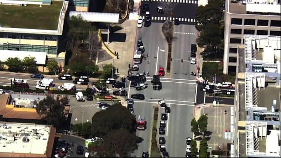 Cảnh sát phong tỏa hiện trường vụ nổ súng tại trụ sở YouTube ở TP San Bruno, California, Mỹ, ngày 3-4-2018. Ảnh: AP