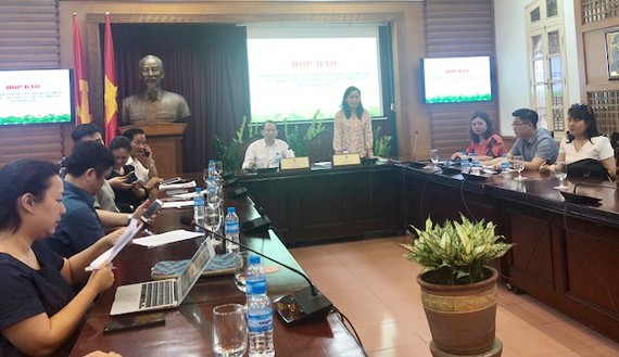 Thứ trưởng Bộ VHTT&DL Trịnh Thị Thủy ph&aacute;t biểu tại họp b&aacute;o. Ảnh: VGP