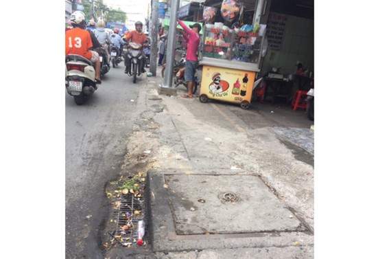 Hầu hết các cống thu nước mặt đường trên địa bàn TP  đều sai thiết kế kỹ thuật và không đảm bảo các công năng 