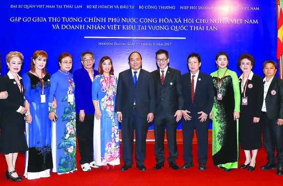 Thủ tướng Nguyễn Xuân Phúc gặp doanh nhân Việt kiều và doanh nghiệp vùng Đông Bắc Thái Lan tại tỉnh Nakhon Panom