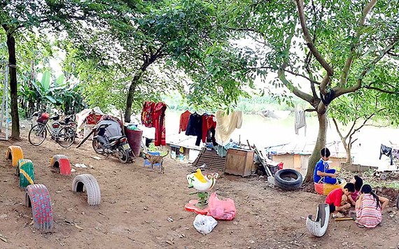 Sân chơi cho trẻ em nghèo ở xóm Phao với lốp và xích đu được làm hoàn toàn  từ phế liệu