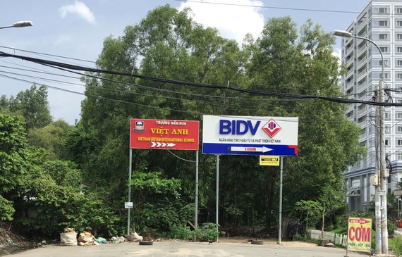 Đến nay, mặt bằng đường nối Vành đai 2 vẫn còn cây cối, nhà cửa  chưa được giải tỏa  