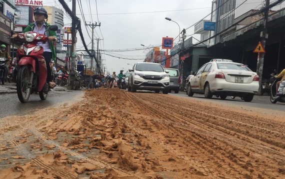 Xe ben làm rơi hàng tấn đất xuống đường rồi “mất tích“ Hình ảnh tại hiện trường. Ảnh: CHÍ PHƯỚC
