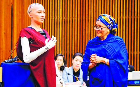 Phó tổng Thư ký LHQ Amina J. Mohammed trò chuyện với robot Sophia