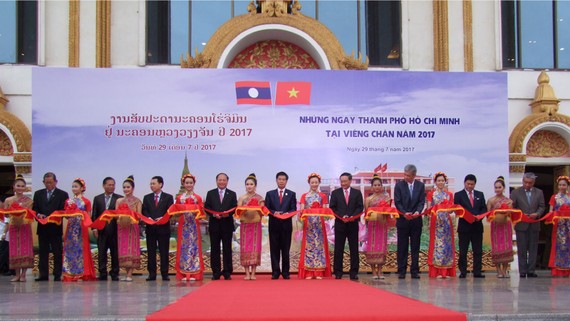 Lãnh đạo TPHCM và lãnh đạo Thủ đô Viêng Chăn cắt băng hai mạc "Những ngày TPHCM tại Viêng Chăn năm 2017"