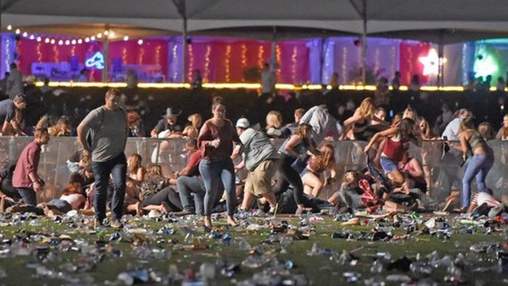   Các nạn nhân hoảng loạn tìm nơi trú ẩn trong vụ xả súng ở Las Vegas ngày tối 1-10 