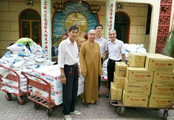 釋慧功法師接受台灣佛教慈濟慈善基金會贊助的物資。