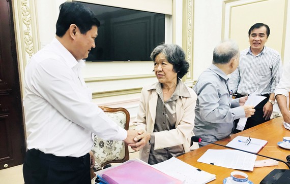 Phó Chủ tịch UBND TPHCM Huỳnh Cách Mạng (trái) đang trao đổi với người nhà của ông Nguyễn Anh Hoàng. Ảnh: KIỀU PHONG