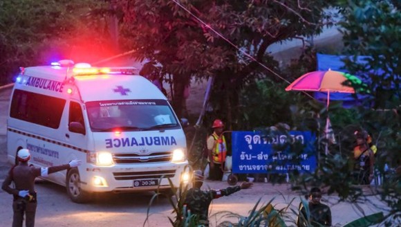 Tất cả 13 thành viên đội bóng "nhí" Thái Lan đã được giải cứu, HLV 25 tuổi ra sau cùng ảnh 3