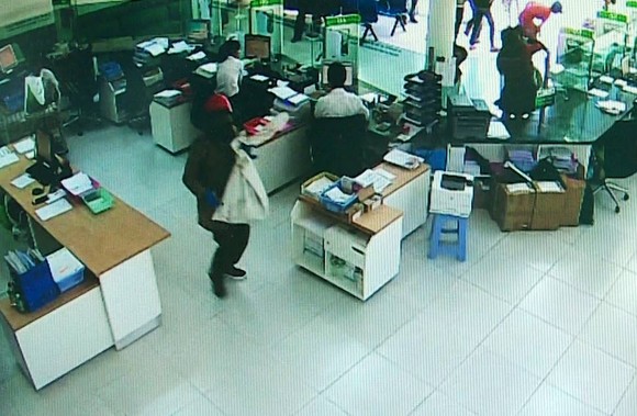 Bắt được 2 đối tượng cướp ngân hàng tại Khánh Hòa ảnh 1