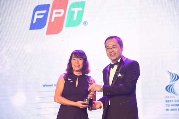 Đại diện FPT nhận giải thưởng HR Asia Award 2018