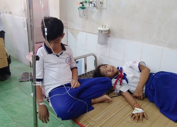 Súc miệng bằng dung dịch ngừa sâu răng, 45 học sinh nhập viện ảnh 1