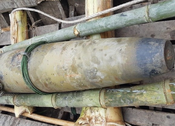 Dân tá hỏa khi phát hiện bom napalm dưới ruộng ảnh 1