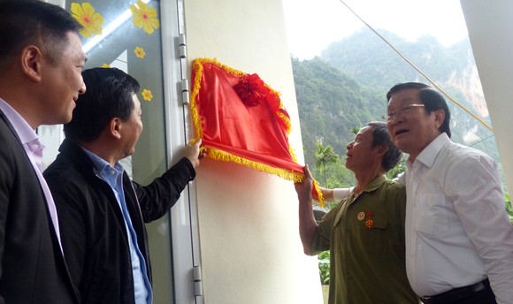 Nguyên Chủ tịch nước Trương Tấn Sang tưởng niệm, tri ân các anh hùng, liệt sĩ tại Vị Xuyên ảnh 13
