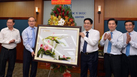 Bí thư Thành ủy TPHCM thăm và chúc mừng các gia đình thầy thuốc tiêu biểu ảnh 2