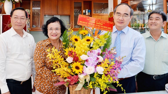 Bí thư Thành ủy TPHCM thăm và chúc mừng các gia đình thầy thuốc tiêu biểu ảnh 1