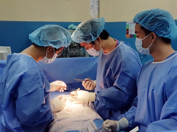 Phẫu thuật khẩn cấp cứu thai phụ bị hoại tử ruột ảnh 1