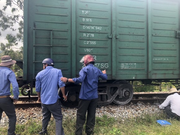 Đường sắt Bắc - Nam thông tuyến, sau nhiều giờ tắc nghẽn do tàu hàng trật bánh ảnh 1