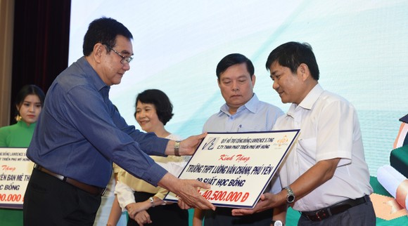 Công ty TNHH Phát triển Phú Mỹ Hưng trao học bổng Lawrence S. Ting và trao tài trợ năm 2019 ảnh 1