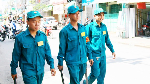 Người giữ bình an khu phố Anh Lý Hoàng Tuấn (giữa) đi tuần tra cùng các dân quân tự vệ