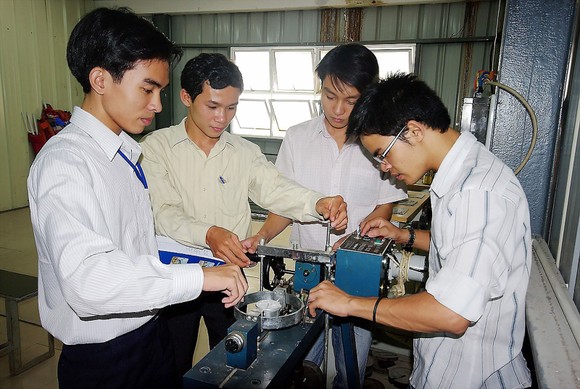 Tuyển sinh đại học năm 2018: Bỏ điểm sàn, có buông chất lượng? ảnh 1