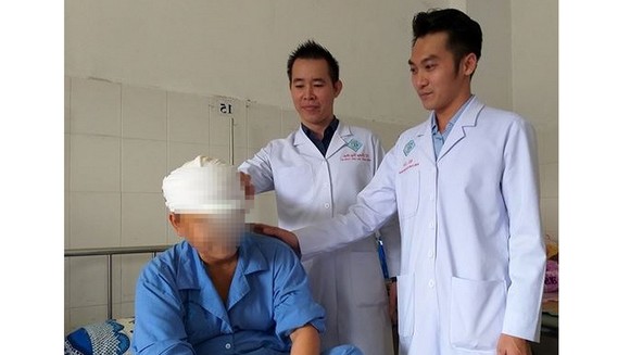Tóc quấn vào máy xay xát gạo, người phụ nữ mất toàn bộ da đầu ảnh 1