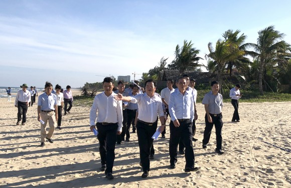 Bí thư Thành ủy Đà Nẵng kiểm tra đột xuất công trình mở lối xuống biển ảnh 1
