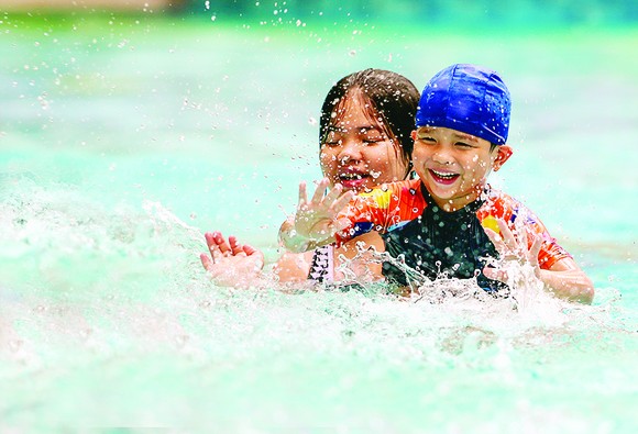 Trẻ em hào hứng học bơi ảnh 4