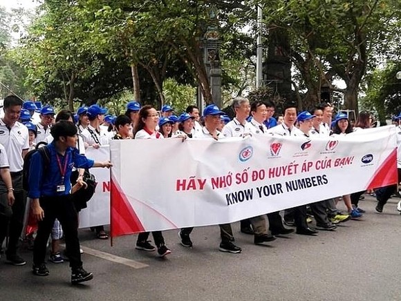Hàng ngàn người dân thủ đô tham gia Chương trình đi bộ "Vì sức khỏe tim mạch" ảnh 1