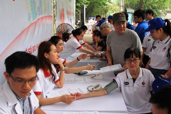 Hàng ngàn người dân thủ đô tham gia Chương trình đi bộ "Vì sức khỏe tim mạch" ảnh 2
