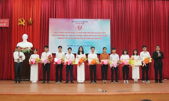 Vinh danh 11 thủ khoa Đại học Huế ảnh 1