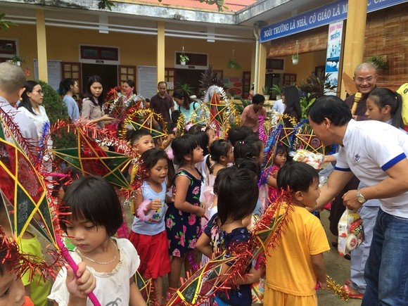 Nhiều phần quà cho học sinh nghèo nhân dịp tết Trung thu ảnh 1