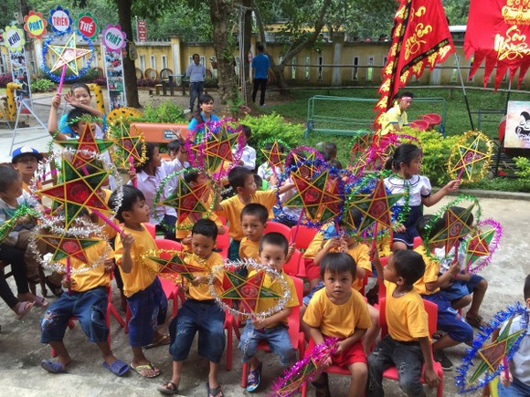 Nhiều phần quà cho học sinh nghèo nhân dịp tết Trung thu ảnh 2