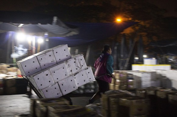 Nhọc nhằn phận nữ bốc vác tại chợ Đông Ba ngày giáp Tết ảnh 8
